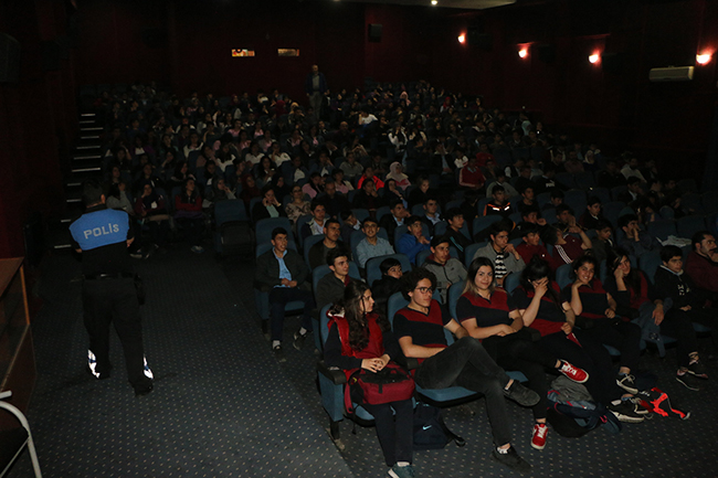 kars’ta-840-ogrenci-sinemayla-bulustu-(4).jpg