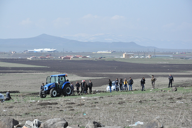 kars’ta-arazi-kavgasinda-silahlar-cekildi-(3).jpg
