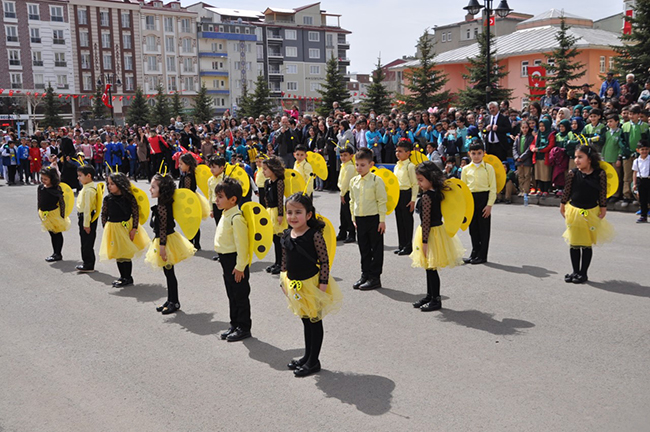 kars’ta-ataturk’un-cocuklara-armagan-ettigi-bayram-coskusu-(4).jpg