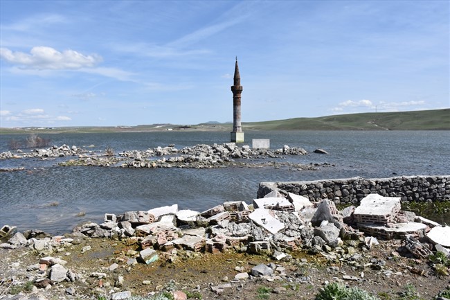 kars’ta-baraj-sulari-altindaki-eski-yerlesim-yerleri-ilginc-goruntu-olusturdu-(7).jpg