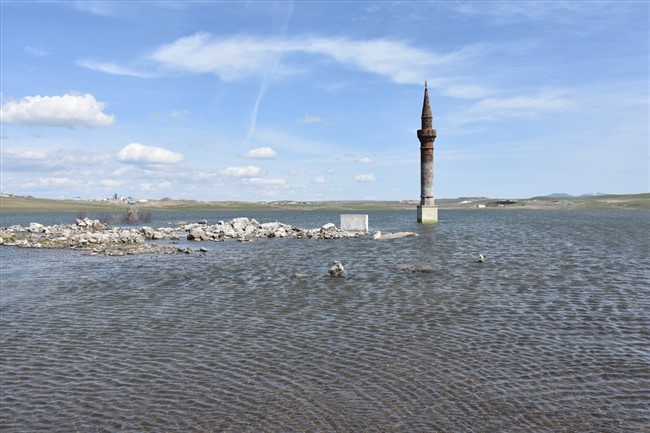 kars’ta-baraj-sulari-altindaki-eski-yerlesim-yerleri-ilginc-goruntu-olusturdu-(8).jpg