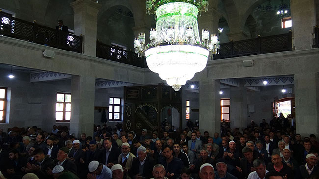 kars’ta-bayram-namazi-coskuyla-kilindi-(5).jpg