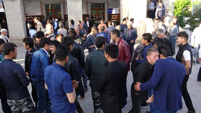 kars’ta-bayram-namazi-coskuyla-kilindi-(7).jpg