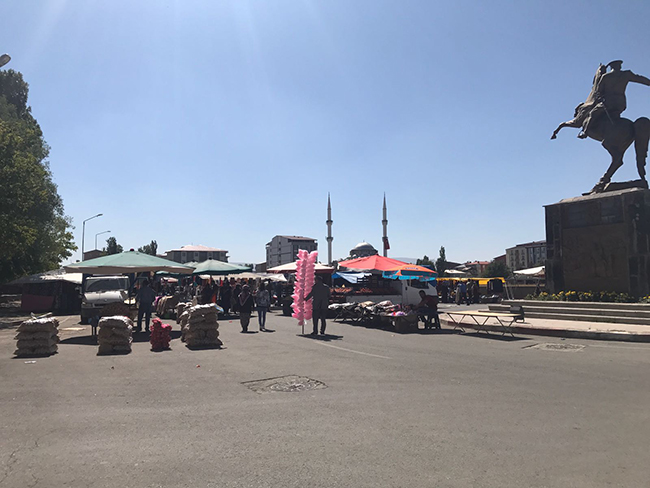 kars’ta-bayram-pazari-kuruldu-(1).jpg