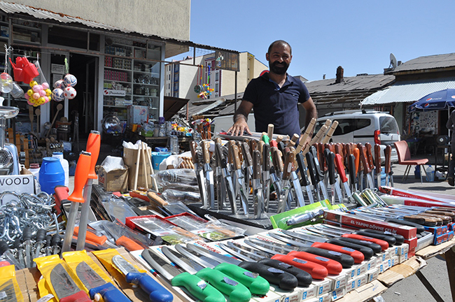 kars’ta-bicaklar-tezgahlarda-yerini-aldi-(3).jpg