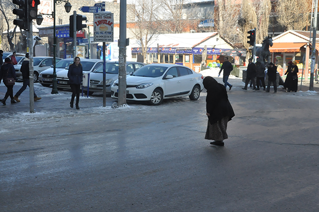 kars’ta-buz-pistine-donen-yollar-kazalara-sebep-oluyor-(1).jpg