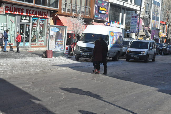 kars’ta-buz-pistine-donen-yollar-kazalara-sebep-oluyor-(4)-001.jpg