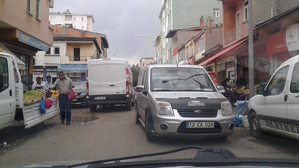 kars’ta-caddelere-gelisi-guzel-park-edilen-araclar-trafigi-aksatiyor-(1).jpg