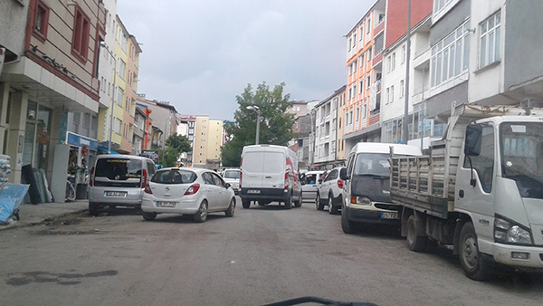 kars’ta-caddelere-gelisi-guzel-park-edilen-araclar-trafigi-aksatiyor-(2).jpg