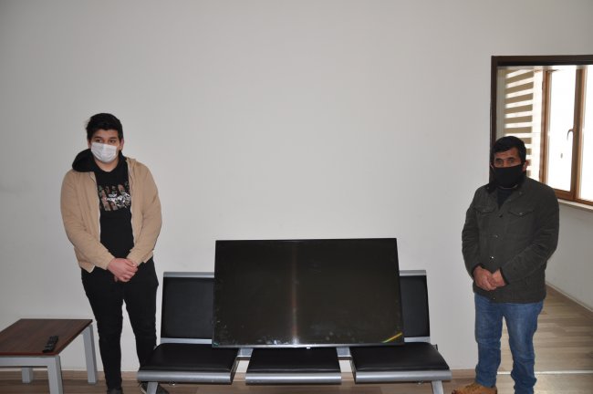 kars’ta-calinan-televizyon-sahibine-teslim-edildi-(1).jpg