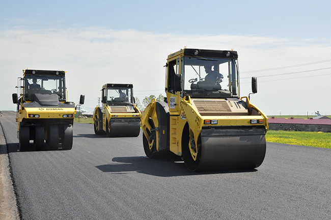 kars’ta-cevre-yolunun-sicak-asfalt-yapim-calismalari-devam-ediyor--(2).jpg