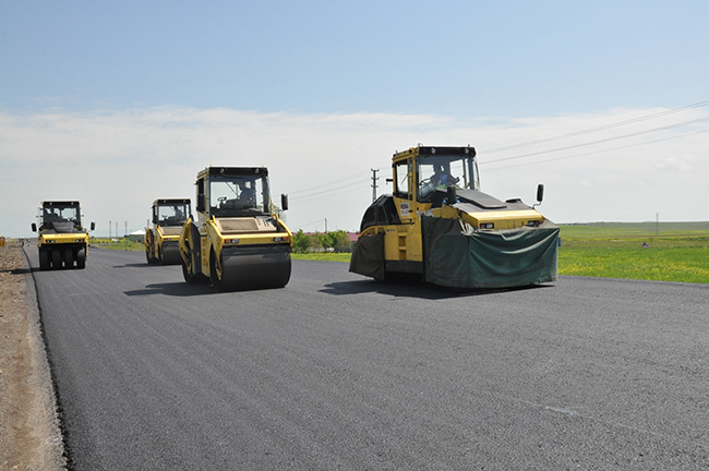kars’ta-cevre-yolunun-sicak-asfalt-yapim-calismalari-devam-ediyor--(3).jpg