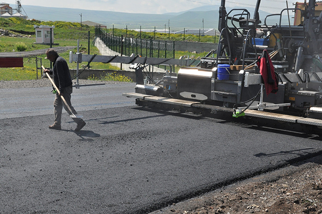 kars’ta-cevre-yolunun-sicak-asfalt-yapim-calismalari-devam-ediyor--(4).jpg