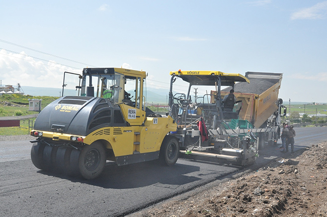 kars’ta-cevre-yolunun-sicak-asfalt-yapim-calismalari-devam-ediyor--(5).jpg