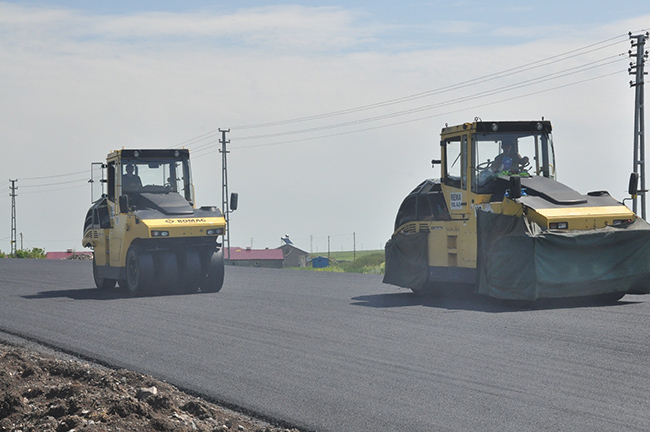 kars’ta-cevre-yolunun-sicak-asfalt-yapim-calismalari-devam-ediyor--(6).jpg
