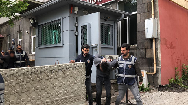 kars’ta-cinayet-zanlilari-adliyeye-sevk-edildi-(4)-001.jpg