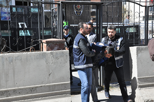 kars’ta-cinayet-zanlilari-adliyeye-sevk-edildi-(4).jpg