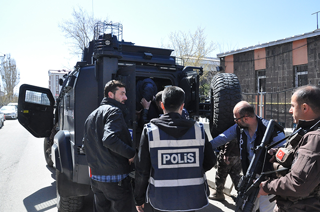 kars’ta-cinayet-zanlilari-adliyeye-sevk-edildi-(5).jpg