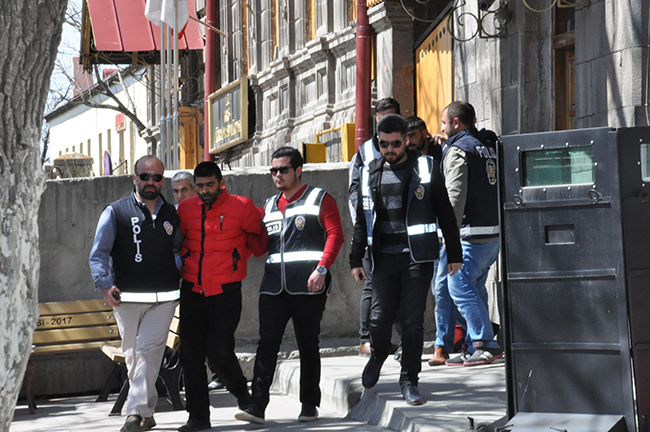 kars’ta-cinayet-zanlilari-adliyeye-sevk-edildi-(6).jpg