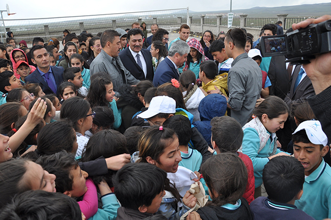 kars’ta-cocuklardan-‘vali-amcalarina’-izdiham-yasatan-sevgi--(5).jpg