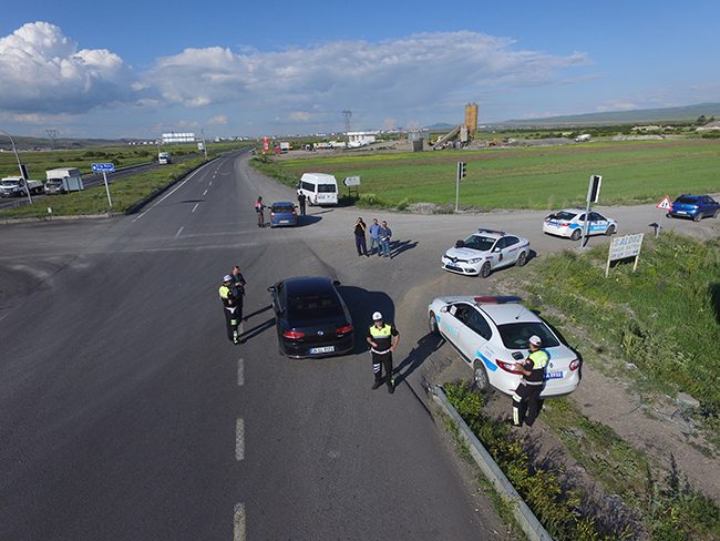 kars’ta-drone-ile-denetim-yapildi-httpwww.karsmanset.comhaberkarsta-polis-ve-jandarmadan-ortaklasa-guvenlik-uygulamasi-39937.htm--(1).jpg