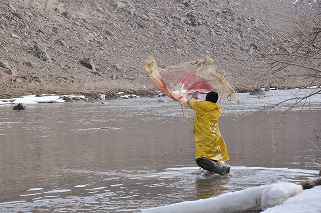 kars’ta-eriyen-buzlar-balikcilara-yaradi-(3).jpg