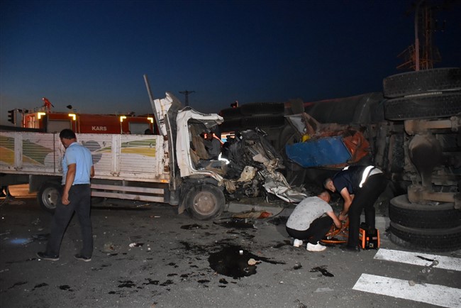 kars’ta-feci-kaza-1-olu,-4-yarali--(1).jpg