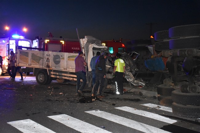 kars’ta-feci-kaza-1-olu,-4-yarali--(2).jpg