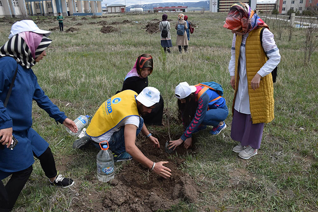 kars’ta-fidan-dikimi-yapildi-(6).jpg