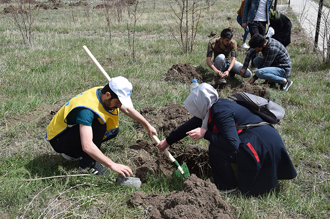 kars’ta-fidan-dikimi-yapildi-(7).jpg