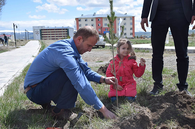 kars’ta-fidan-dikimi-yapildi-(9).jpg