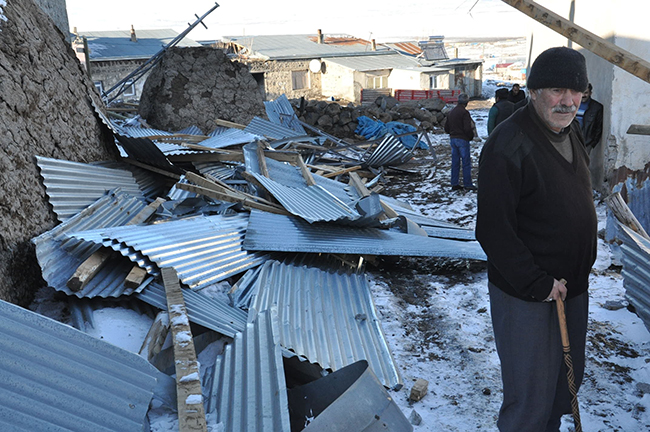 kars’ta-firtina-felaketi-15-evin-catisi-sokuldu,-telefon-direkleri-kirildi,-elektrik-telleri-koptu-(7).jpg