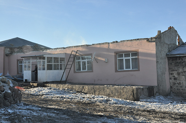 kars’ta-firtina-felaketi-15-evin-catisi-sokuldu,-telefon-direkleri-kirildi,-elektrik-telleri-koptu-(9).jpg