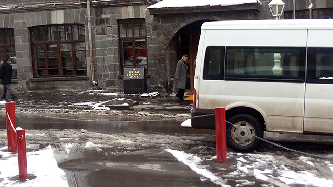 kars’ta-gorulmemis-uygulama-serka-ataturk-caddesini-rehin-aldi!-(6).jpg
