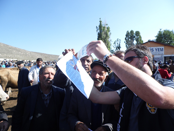 kars’ta-hayvan-pazarinda-sahte-para-uyarisi-(10).jpg