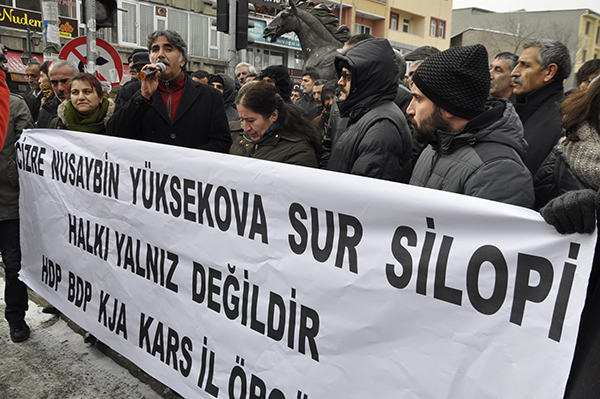 kars’ta-hdp-ve-dbp’liler-sokaga-cikma-yasaklarini-protesto-etti-(1).jpg
