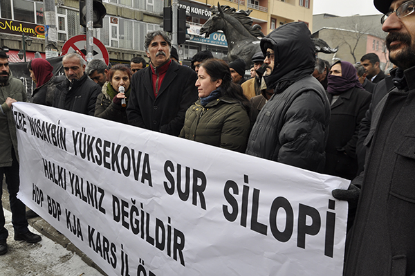 kars’ta-hdp-ve-dbp’liler-sokaga-cikma-yasaklarini-protesto-etti-(3).jpg
