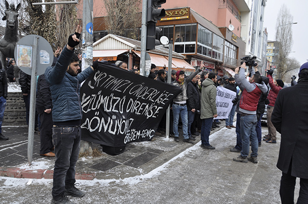 kars’ta-hdp-ve-dbp’liler-sokaga-cikma-yasaklarini-protesto-etti-(4).jpg