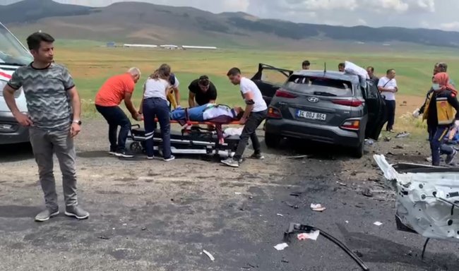kars’ta-iki-otomobil-carpisti-1-olu,-6-yarali!-(6).jpg