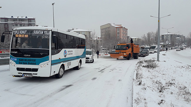 kars’ta-kar-yagdi,-hayat-durdu--(1).jpg