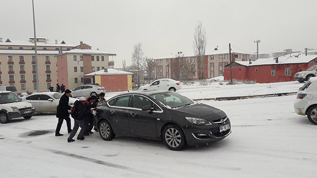 kars’ta-kar-yagdi,-hayat-durdu--(5).jpg