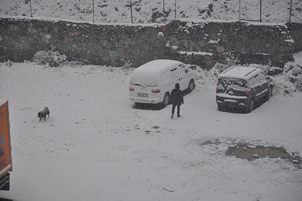 kars’ta-kar-yagisi-etkili-oluyor-(3).jpg