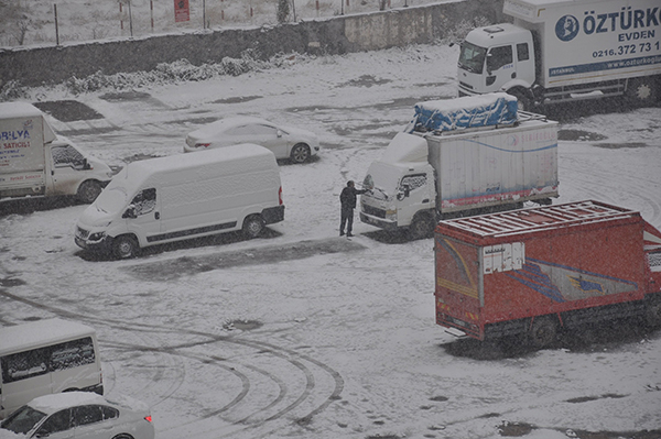 kars’ta-kar-yagisi-etkili-oluyor-(4).jpg