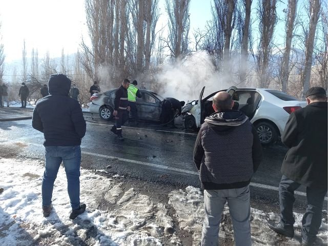 kars’ta-kaza-yapan-bir-arac-alev-alev-yandi-(4).jpg