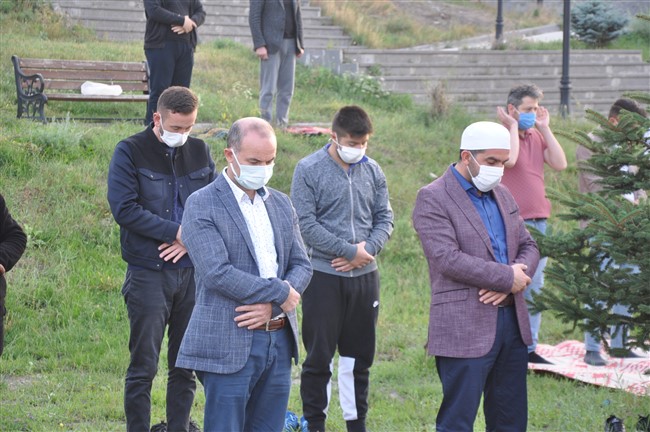 kars’ta-kurban-bayrami-namazi-kilindi-(12).jpg