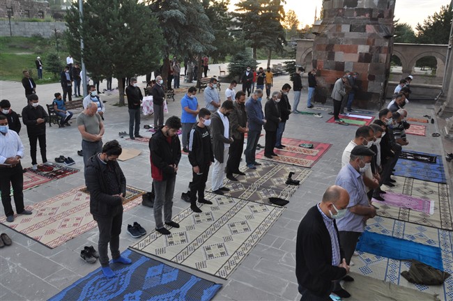 kars’ta-kurban-bayrami-namazi-kilindi-(16).jpg