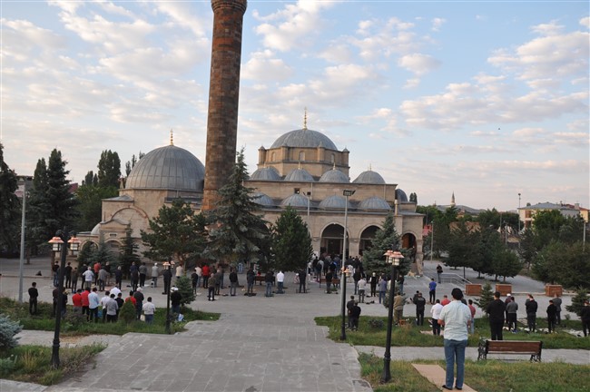 kars’ta-kurban-bayrami-namazi-kilindi-(18).jpg