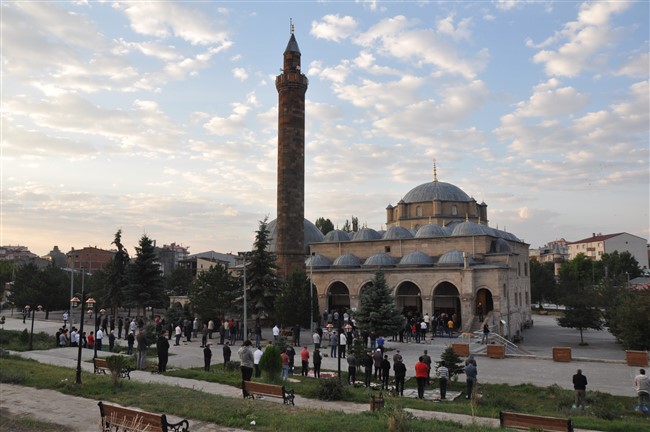 kars’ta-kurban-bayrami-namazi-kilindi-(19).jpg