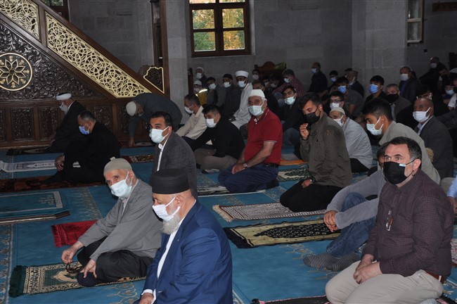 kars’ta-kurban-bayrami-namazi-kilindi-(2).jpg