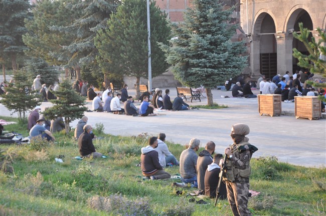 kars’ta-kurban-bayrami-namazi-kilindi-(20).jpg